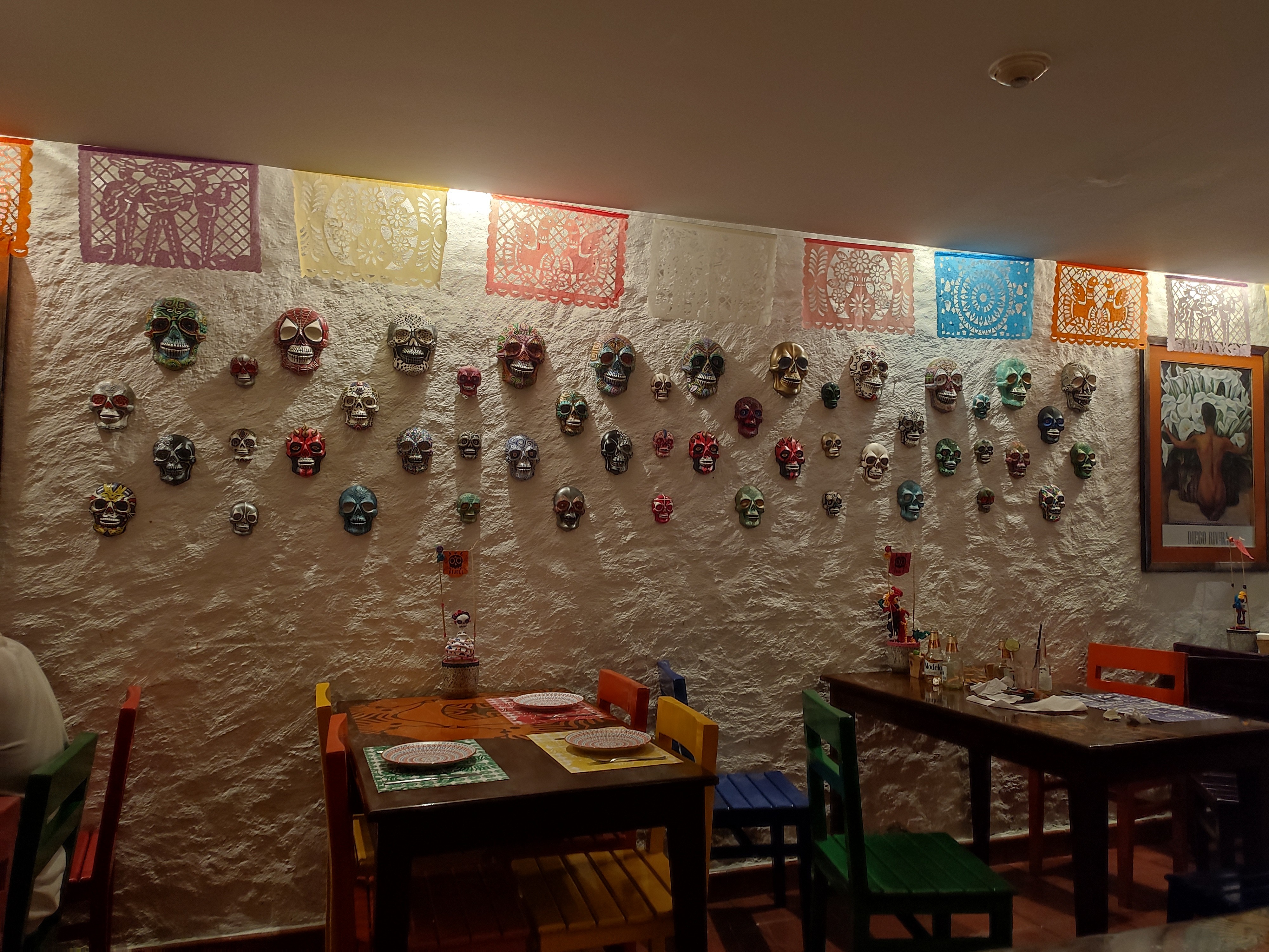 Salón de clases vacío con trabajos expuestos en sus paredes